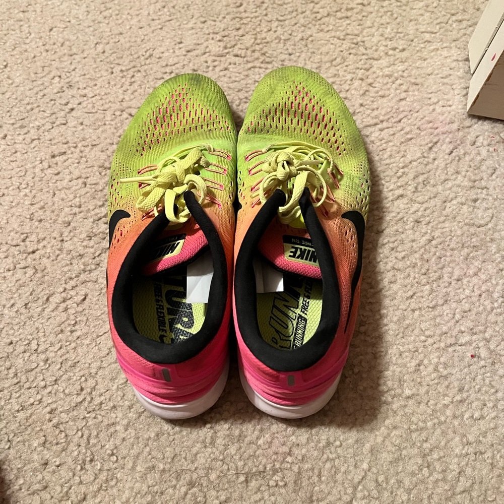 Tennis shoes